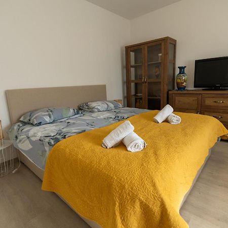 Two-Bedroom Apartment Rea In ロヴィニ エクステリア 写真