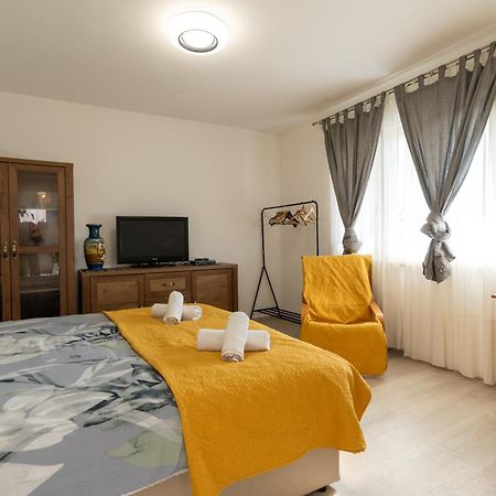 Two-Bedroom Apartment Rea In ロヴィニ エクステリア 写真