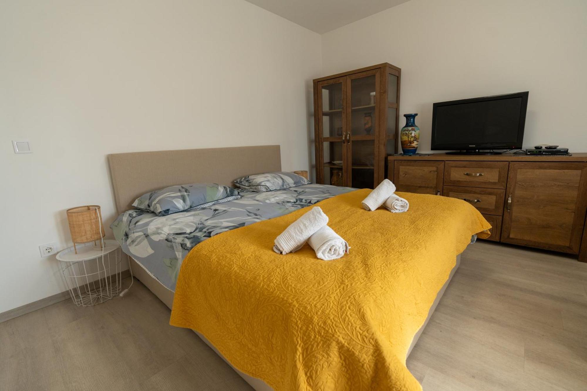 Two-Bedroom Apartment Rea In ロヴィニ エクステリア 写真