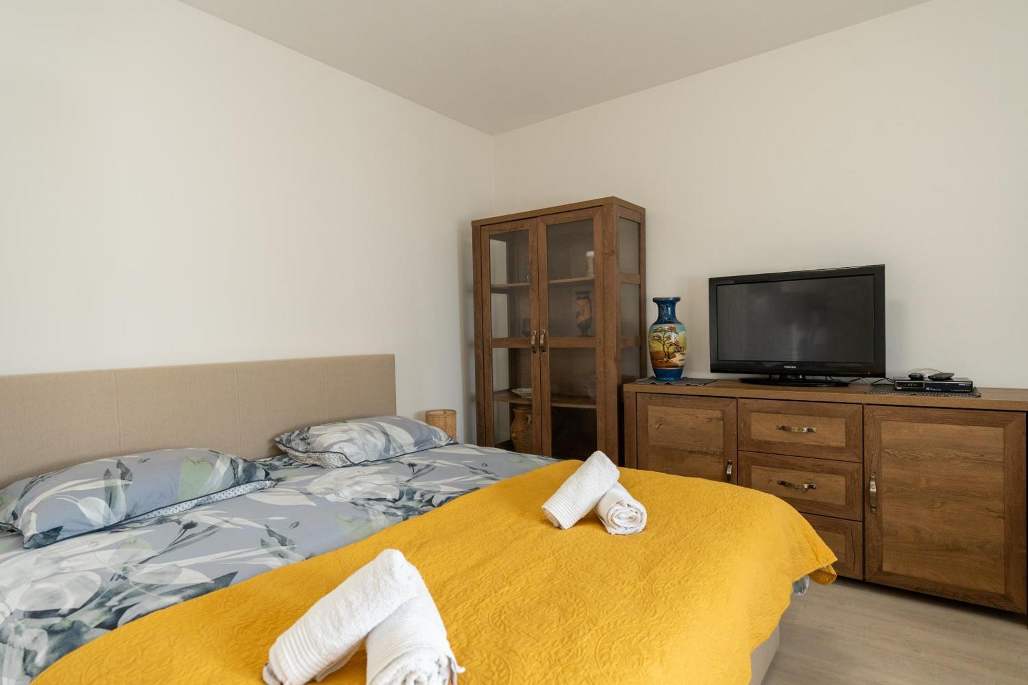 Two-Bedroom Apartment Rea In ロヴィニ エクステリア 写真