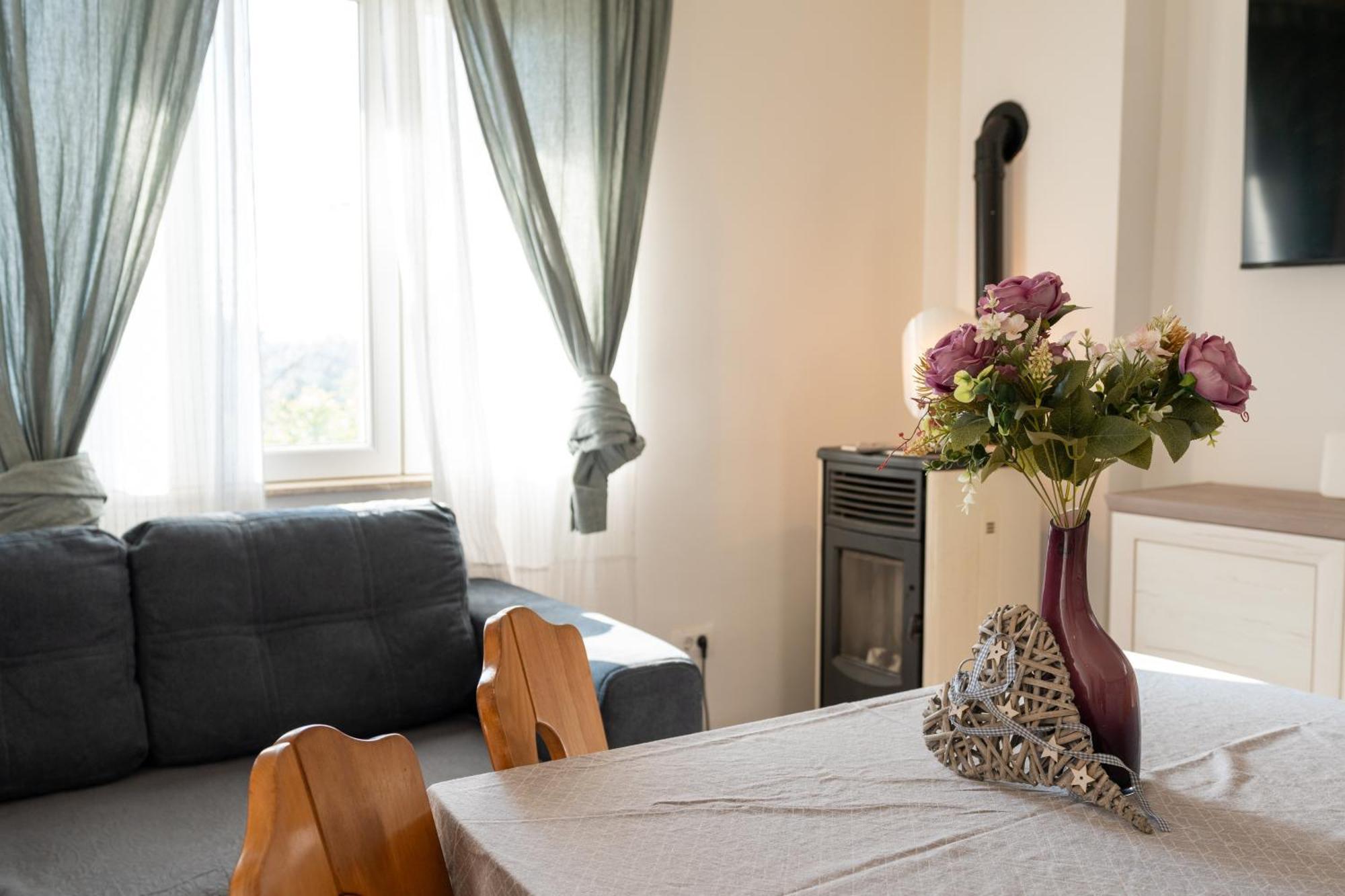 Two-Bedroom Apartment Rea In ロヴィニ エクステリア 写真