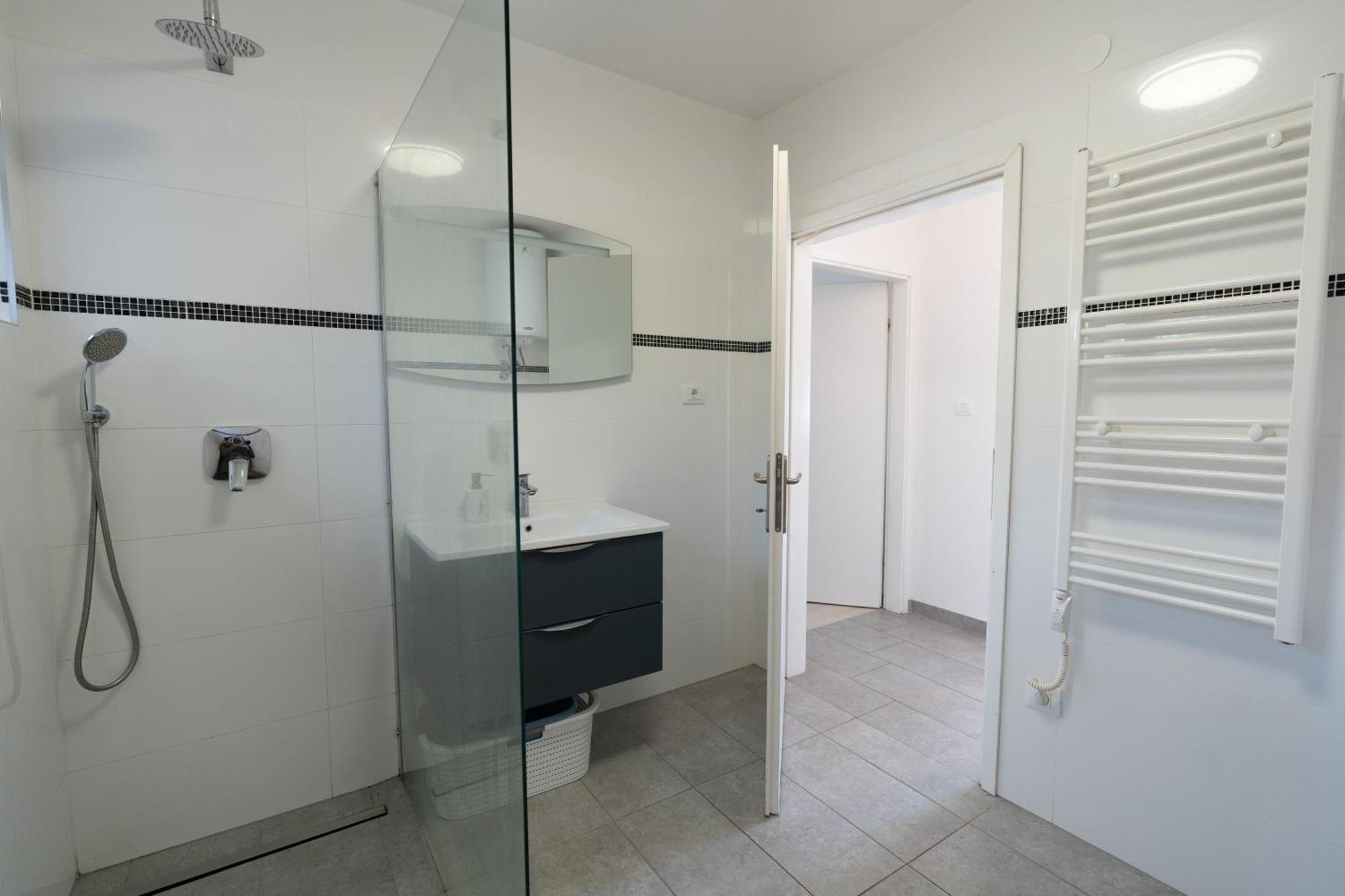 Two-Bedroom Apartment Rea In ロヴィニ エクステリア 写真