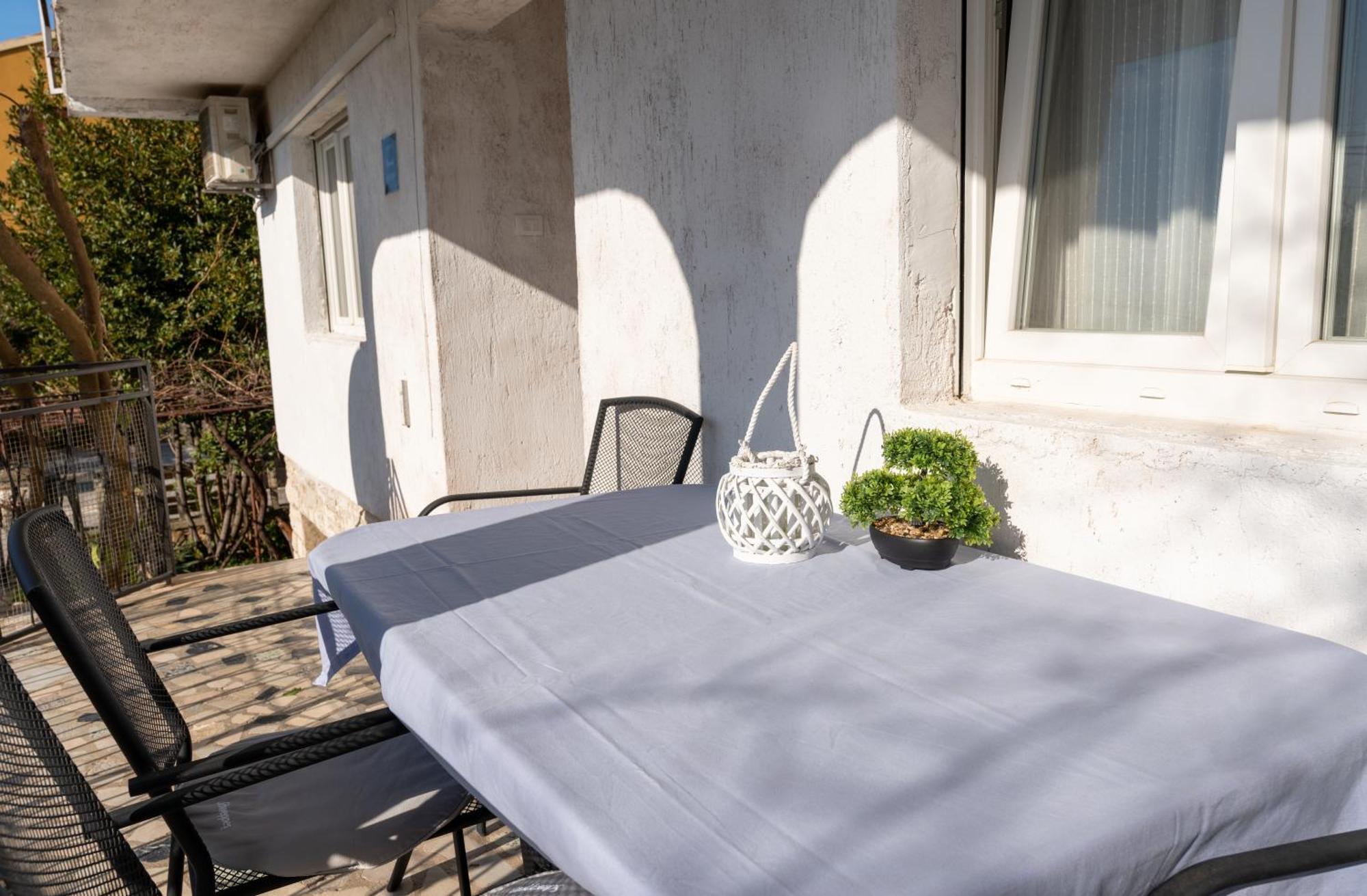 Two-Bedroom Apartment Rea In ロヴィニ エクステリア 写真