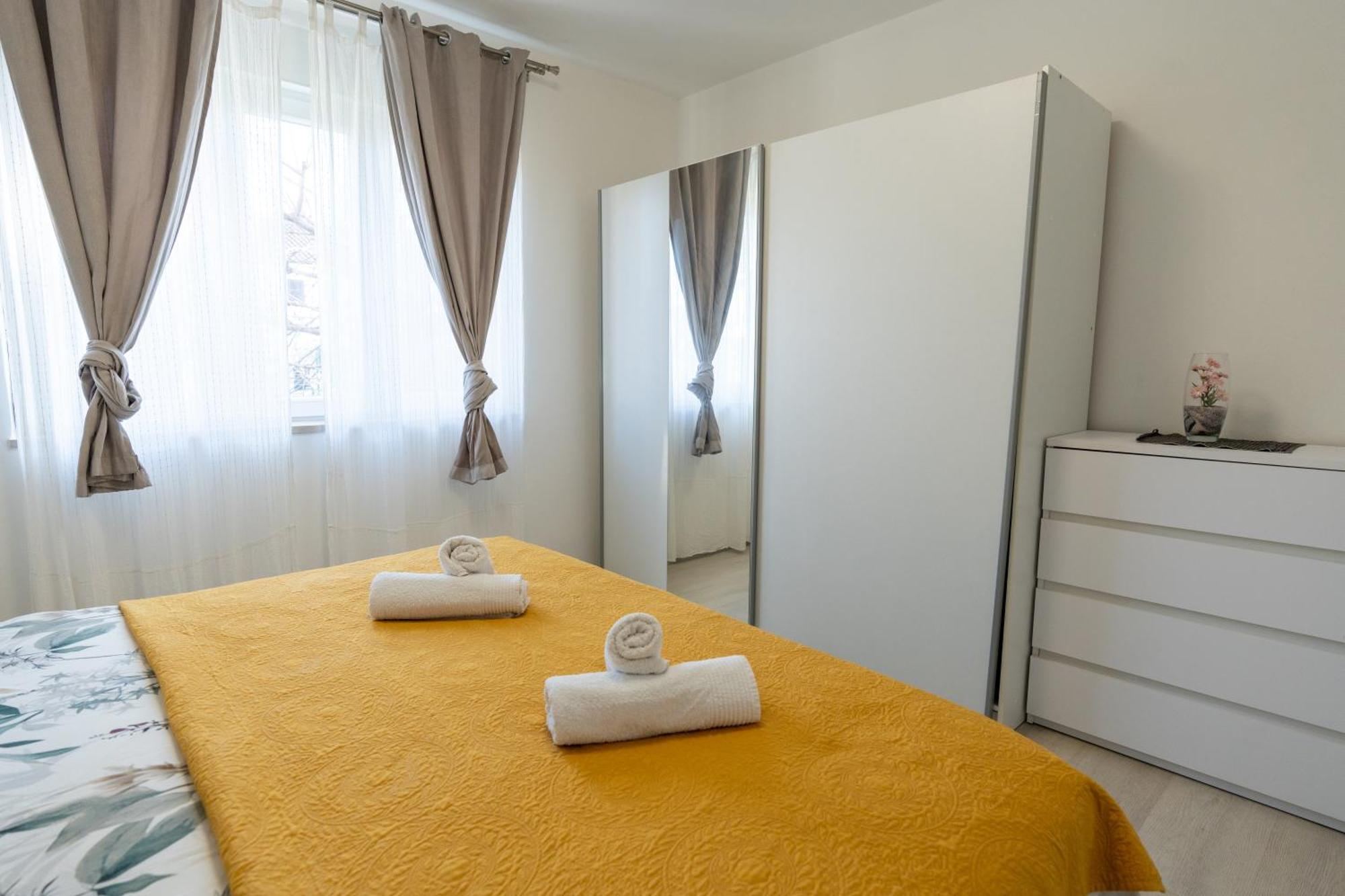 Two-Bedroom Apartment Rea In ロヴィニ エクステリア 写真
