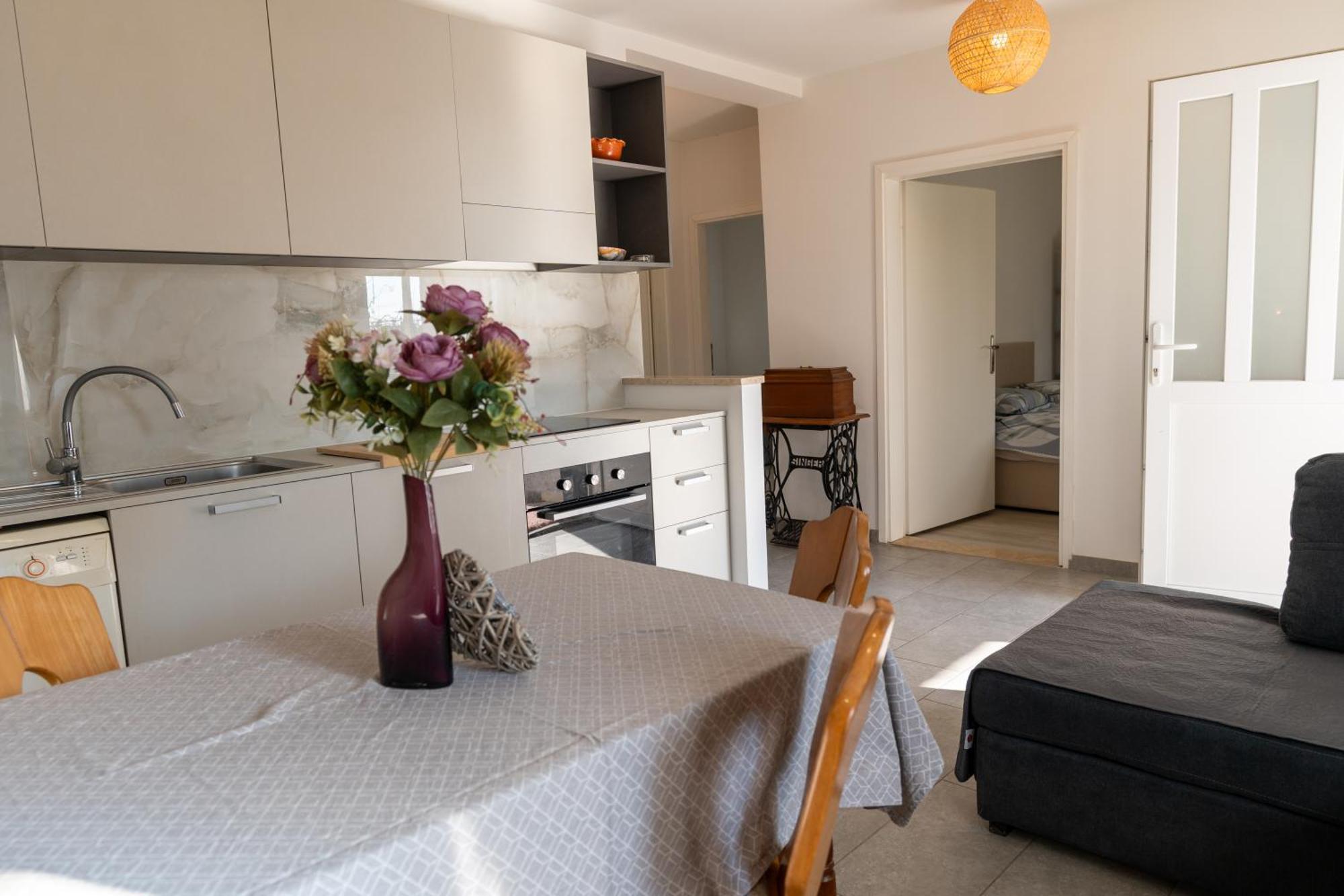 Two-Bedroom Apartment Rea In ロヴィニ エクステリア 写真