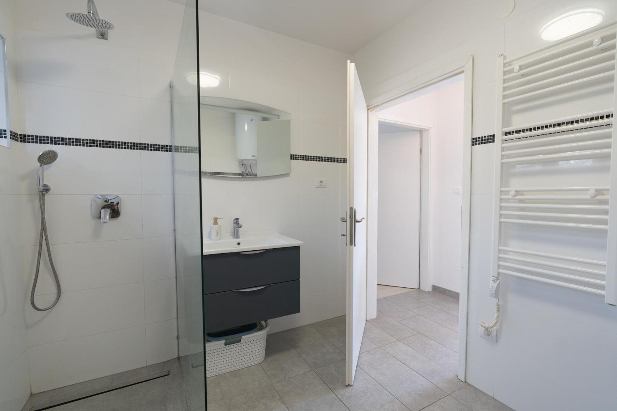 Two-Bedroom Apartment Rea In ロヴィニ エクステリア 写真