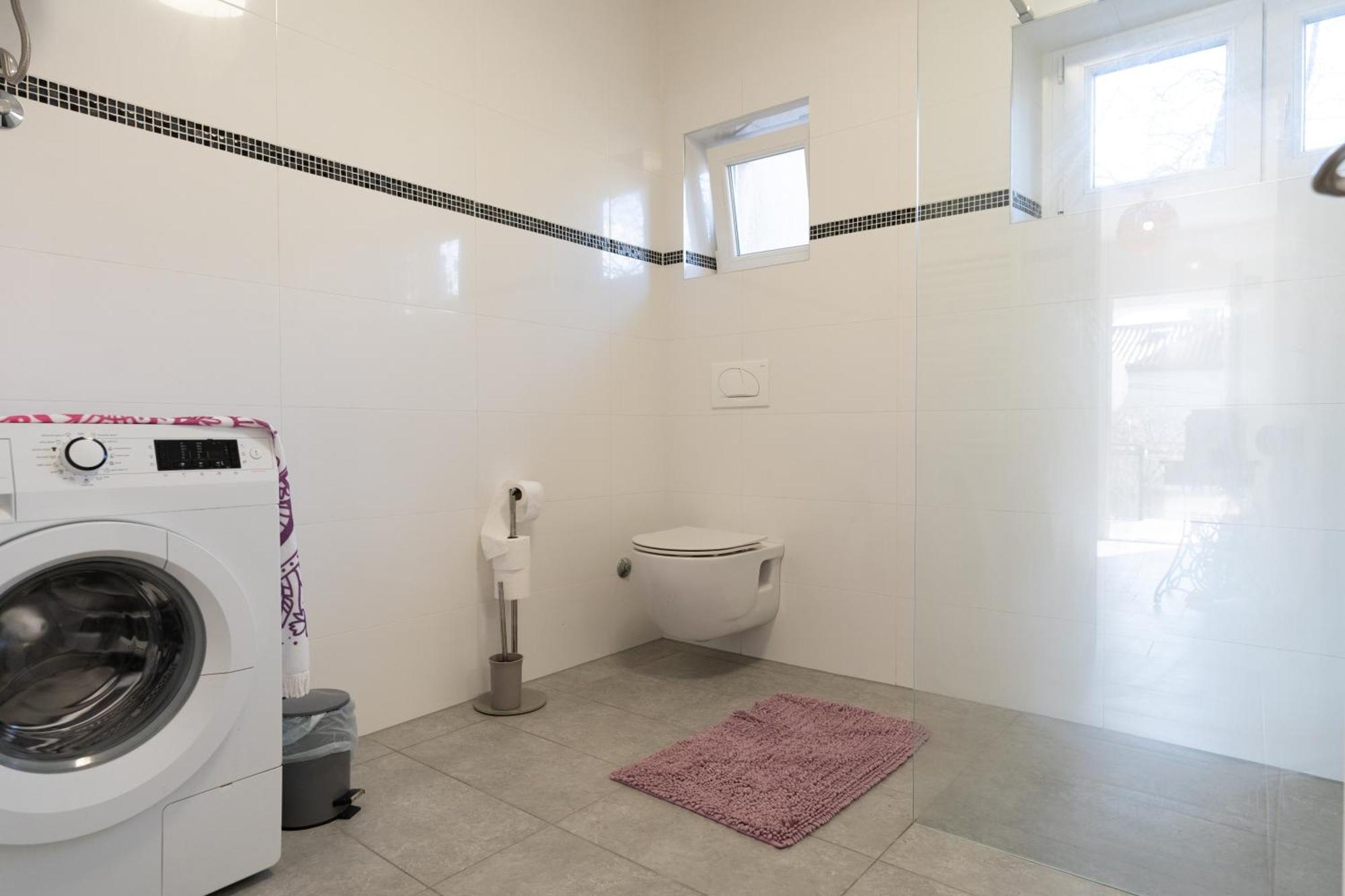 Two-Bedroom Apartment Rea In ロヴィニ エクステリア 写真