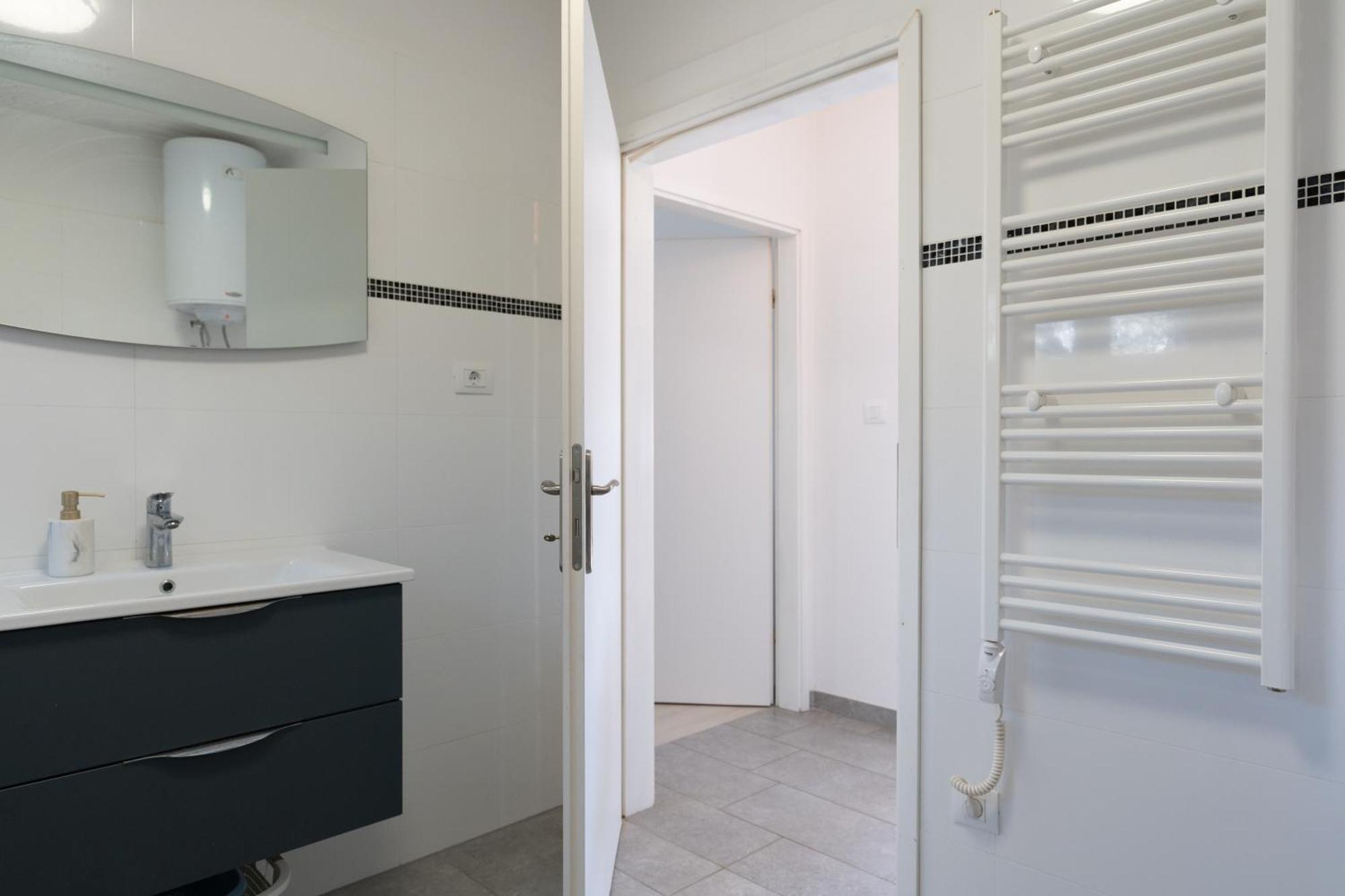 Two-Bedroom Apartment Rea In ロヴィニ エクステリア 写真