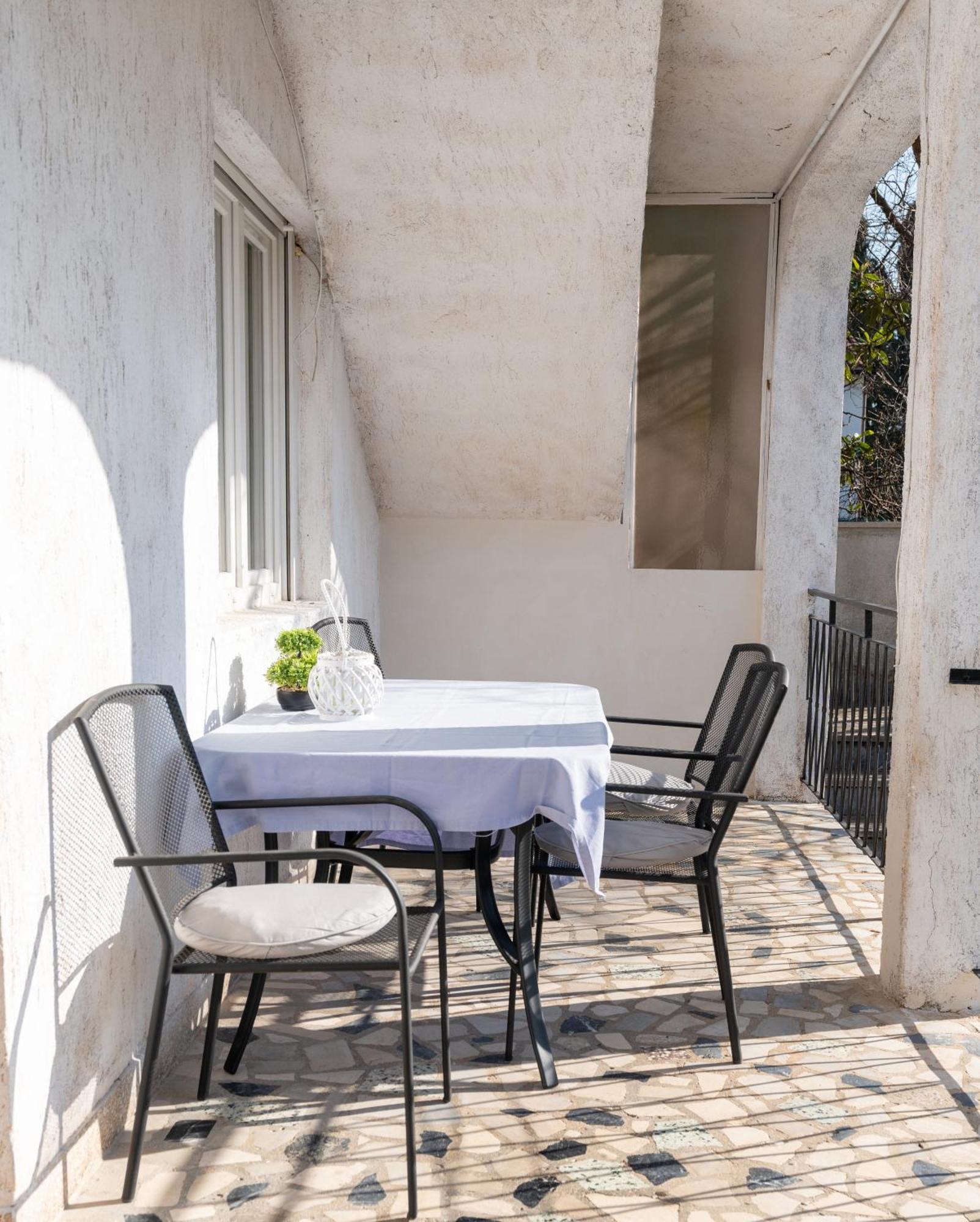 Two-Bedroom Apartment Rea In ロヴィニ エクステリア 写真