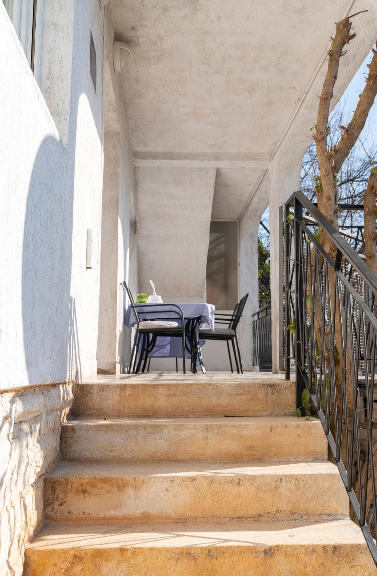 Two-Bedroom Apartment Rea In ロヴィニ エクステリア 写真